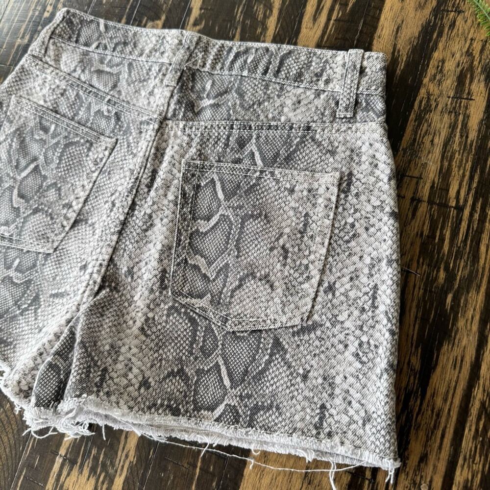 21 - Snake Skin Grey White High Waist Shorts - US 28 - Picture 6 of 13